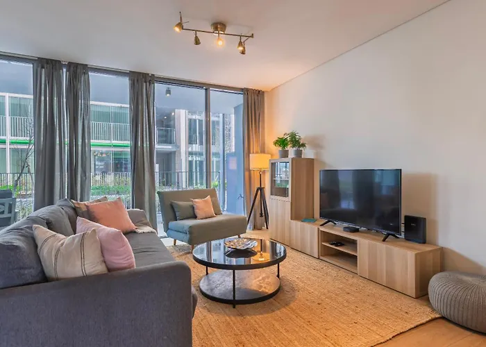 Modern 2Bdr Apartment With Garage By Lovelystay